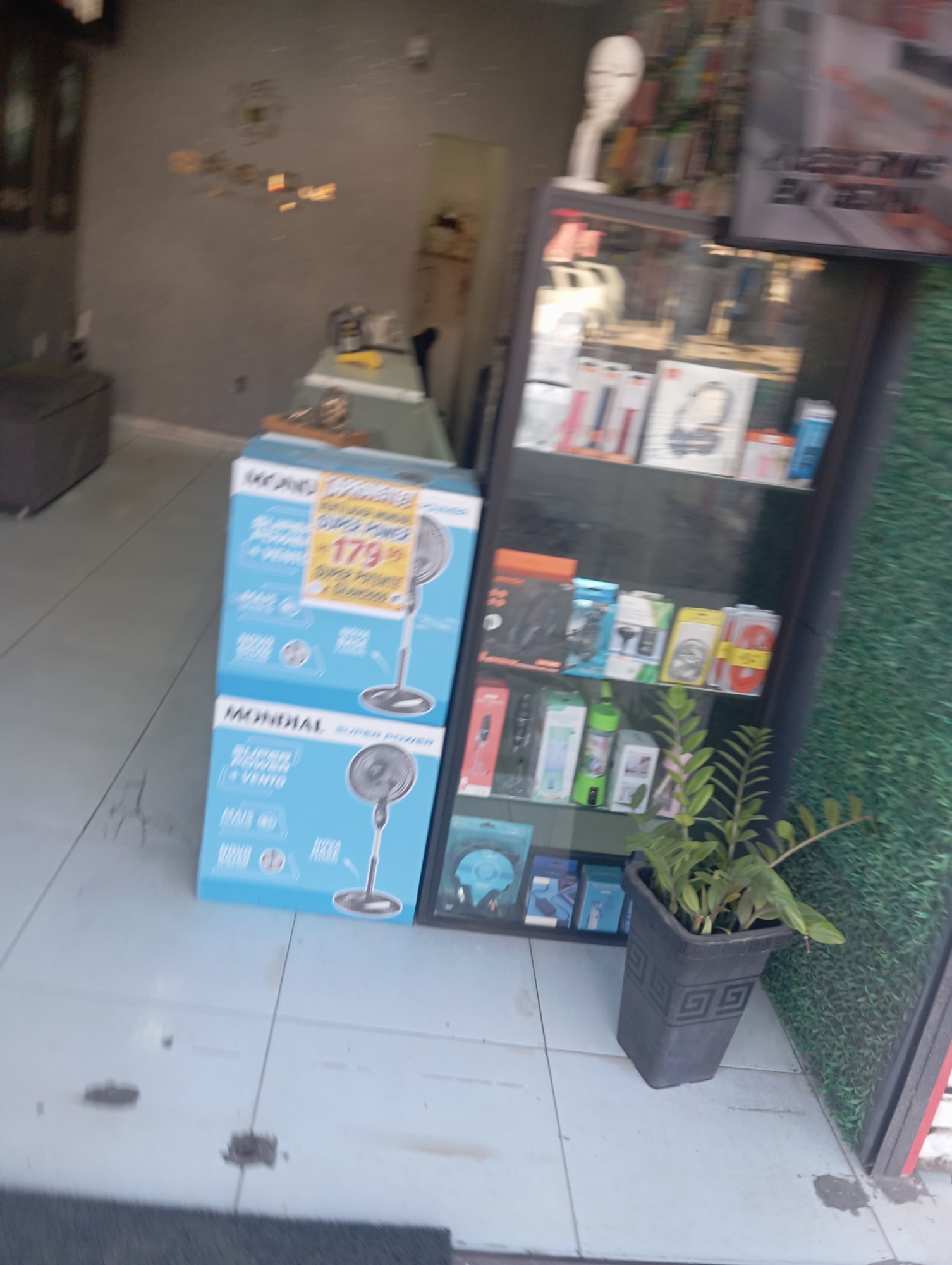 Vitrine com fones, cabos e acessórios
